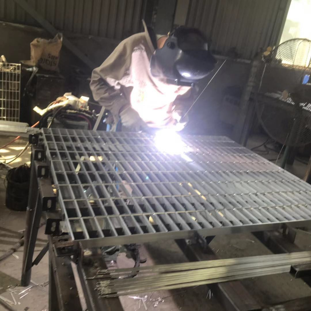 防滑踏步板.jpg 防滑踏步板.jpg